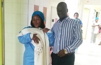 Papás con su bebé saliendo del hospital el día de su alta