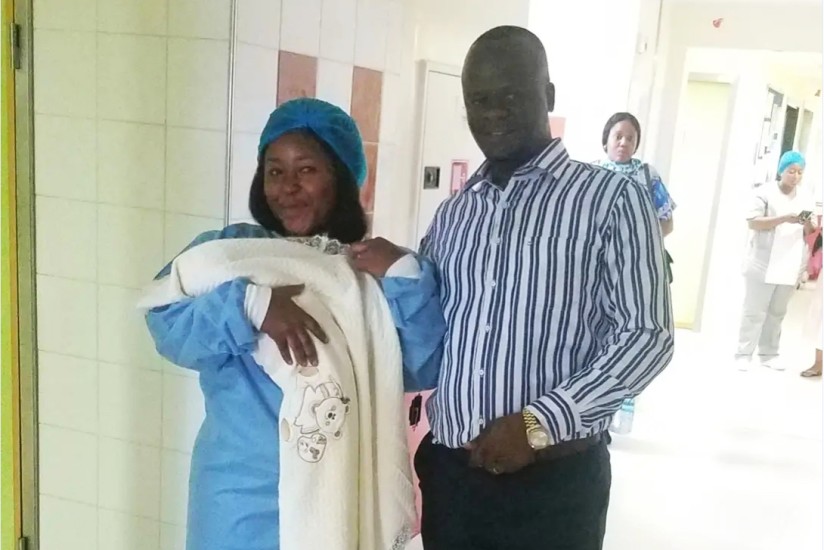 Papás con su bebé saliendo del hospital el día de su alta